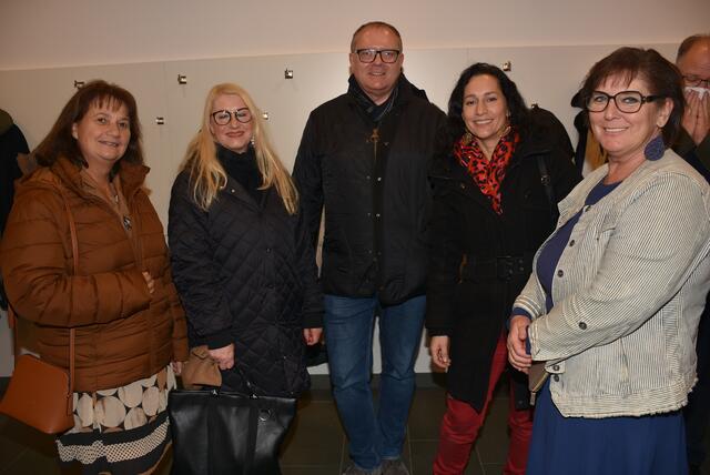 "Jingle Bells – Die unheiligen drei Könige" waren in Waldhausen zu Gast. Veranstalter Kulturverein Waldhausen mit Obfrau Magdalena Eder. | Foto: Robert Zinterhof