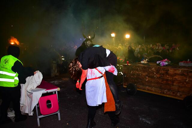 Zehn Gastgruppen aus Tirol und Kärnten zeigten eine beeindruckende Krampus-Show. | Foto: zeitungsfoto.at
