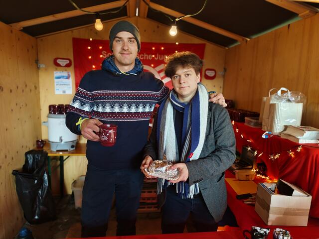 Bei Jakob und Michael konnten Glühwein und Ofenkartoffeln genossen werden. 