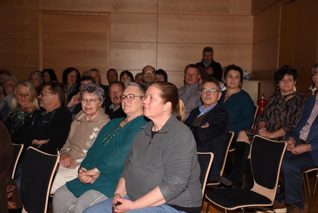 "Jingle Bells – Die unheiligen drei Könige" waren in Waldhausen zu Gast. Veranstalter Kulturverein Waldhausen mit Obfrau Magdalena Eder. | Foto: Robert Zinterhof