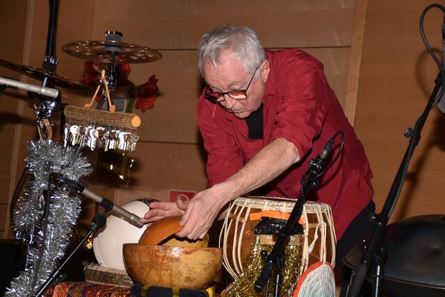 "Jingle Bells – Die unheiligen drei Könige" waren in Waldhausen zu Gast. Veranstalter Kulturverein Waldhausen mit Obfrau Magdalena Eder. | Foto: Robert Zinterhof