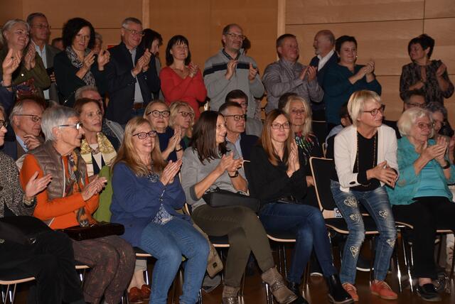 "Jingle Bells – Die unheiligen drei Könige" waren in Waldhausen zu Gast. Veranstalter Kulturverein Waldhausen mit Obfrau Magdalena Eder. Erwin Steinhauer mit den beiden Musikern Georg Graf (Blasinstrumente) und Peter Rosmanith (Perkussion, Hang).  | Foto: Robert Zinterhof