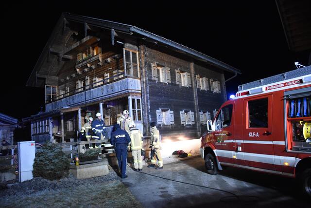 Der Brand des Ferienhauses ging vom Kachelofen aus. Nachdem die Löschversuche der deutschen Gruppe scheiterten, alarmierten sie die Feuerwehr. Diese brachte den Brand innerhalb einer Stunde unter Kontrolle. | Foto: ZOOM.Tirol