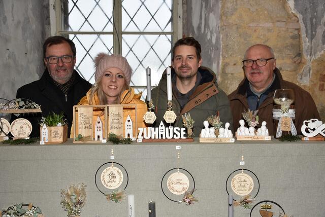 Münzbacher Adventzauber erstmals im ehemaligen Dominikaner-Kloster. Links Karl Pechböck, rechts Josef Langthaler, beide Kulturverein Dominikaner-Kloster.  | Foto: Robert Zinterhof