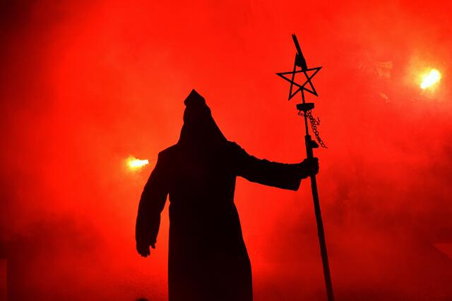 Zehn Gastgruppen aus Tirol und Kärnten zeigten eine beeindruckende Krampus-Show. | Foto: zeitungsfoto.at