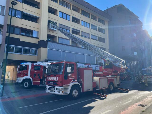 Passantinnen und Passanten bemerkten die Rauchentwicklung und alarmierten die Feuerwehr. | Foto: ZOOM.Tirol