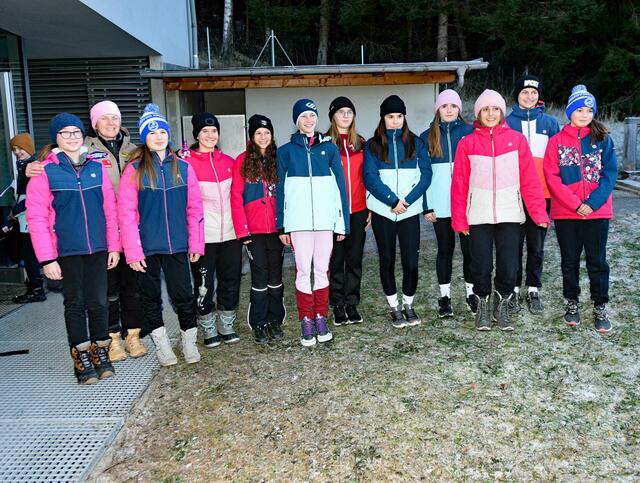 Sandra Lembert, ÖRV-Jugendkoordinatorin mit den erfolgreichen österreichischen Teilnehmerinnen Jugend B, die alleine sechs Top-10-Plätze belegten. | Foto: Robert Thiem