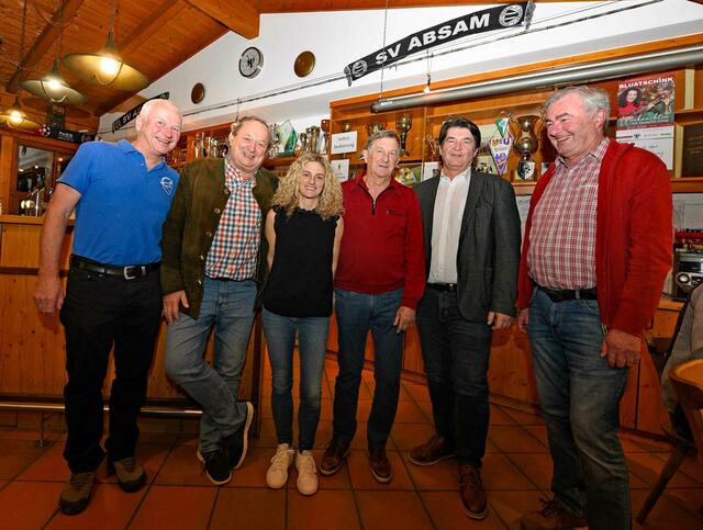 Der Rodelverein-Ausschuss mit dem Absamer Bürgermeister Manfred Schafferer | Foto: Sonja Thiem/Rodelverein