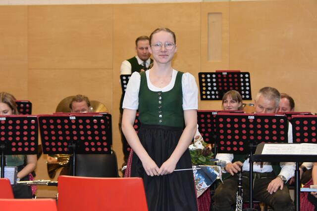 Auch Kapellmeisterin Sarah Strobl dirigierte ein Stück | Foto: MeinBezirk