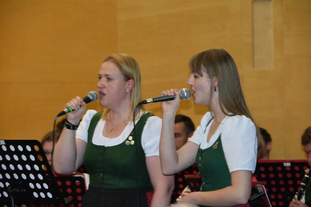 Gesanglich gab es ein Gustostückerl von Birgit und Julia Stockner (v.l.) hören. | Foto: MeinBezirk