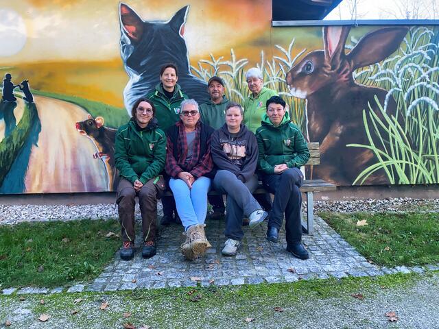 Das Team vom TH Wels mit der TH Leitung Barbara Ogris (links 2.Reihe) und Gabi Kaar von der Wildtierstation Aurachtal (1.Reihe 2. von links)
