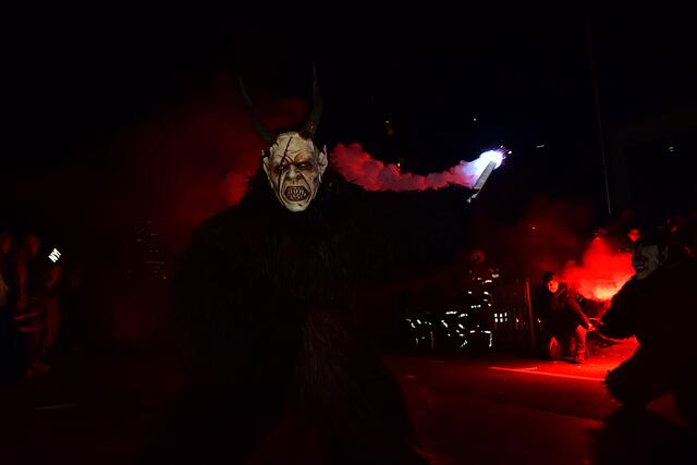 Zehn Gastgruppen aus Tirol und Kärnten zeigten eine beeindruckende Krampus-Show. | Foto: zeitungsfoto.at