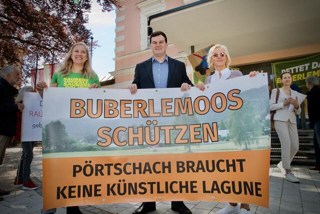 Gemeinderäting Gabriele Hadl und Gemeindevorstand Florian Pacher (FPÖ) mit Gertraud Wiederschwinger bei einer Kundgebung letztes Jahr vor dem Pörtschacher Gemeindeamt | Foto: MeinBezirk.at