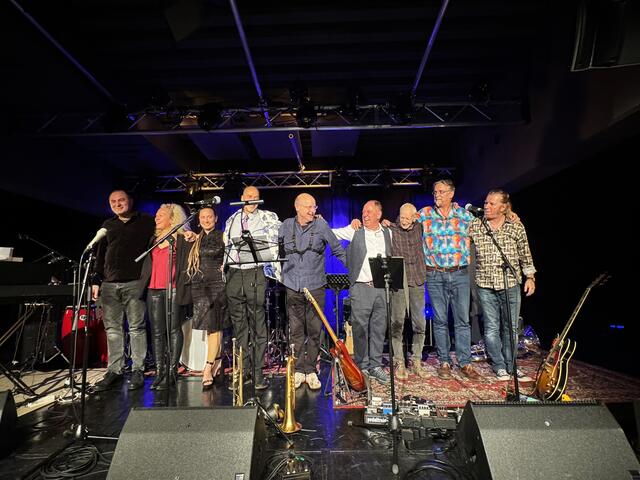 Volle Bühne, voller Saal - die Geburtstagssession war für Publikum und Musiker*innen ein stimmungsvolles und gelungenes Event. 