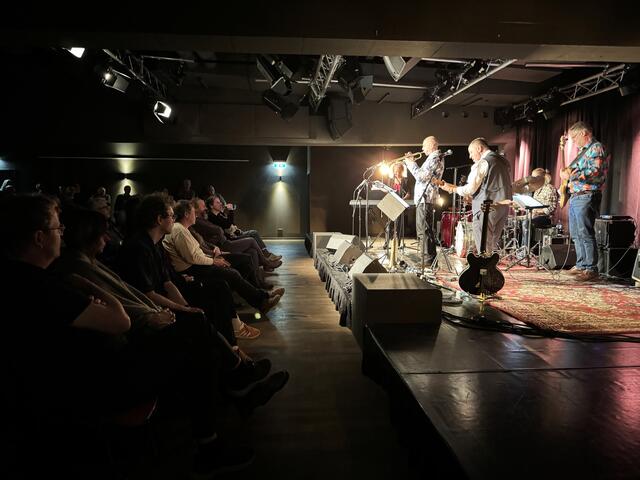Die Location begeistert das Publikum durch perfekte Clubatmosphäre, die spannende Live-Erlebnisse möglich macht.