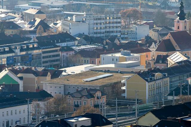 Blick auf die Stadt Mürzzuschlag und das Parkhaus mit Gründach und der neuen Photovoltaik-Anlage.  | Foto: Stadtgemeinde Mürzzuschlag