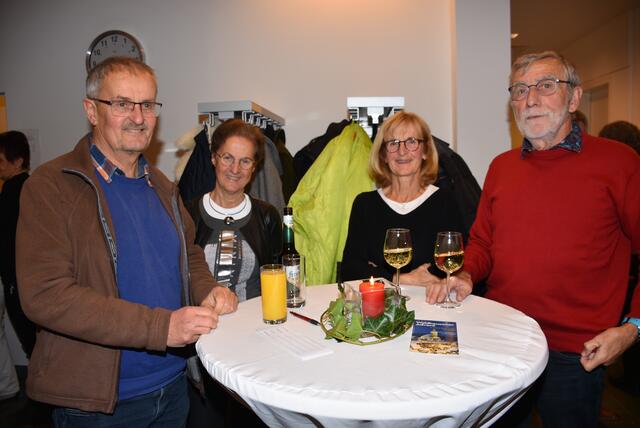"Jingle Bells – Die unheiligen drei Könige" waren in Waldhausen zu Gast. Veranstalter Kulturverein Waldhausen mit Obfrau Magdalena Eder. | Foto: Robert Zinterhof