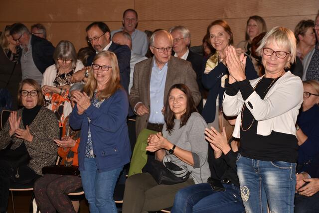 "Jingle Bells – Die unheiligen drei Könige" waren in Waldhausen zu Gast. Veranstalter Kulturverein Waldhausen mit Obfrau Magdalena Eder. | Foto: Robert Zinterhof