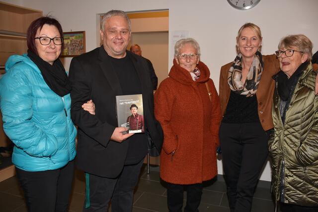 "Jingle Bells – Die unheiligen drei Könige" waren in Waldhausen zu Gast. Veranstalter Kulturverein Waldhausen mit Obfrau Magdalena Eder. | Foto: Robert Zinterhof