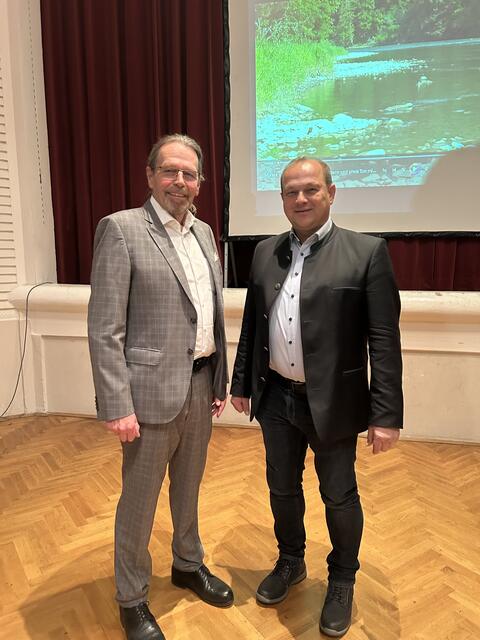 Bürgermeister Klaus Strein und Kommerzialrat Kieber sind überzeugt vom neuen Werbefilm. | Foto: MeinBezirk