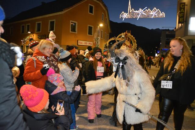 Die Krampusse sorgten in Imst auch bei den Kindern für Spaß und Spannung. | Foto: Perktold