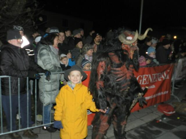 Der kleine David hat keine Angst vom Krampus | Foto: Heribert Punz