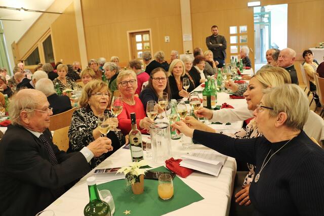 Die Vorweihnachtsfeier in Premstätten wurde für Senioren zu einem kulinarischen und kulturellen Fest. | Foto: Edith Ertl