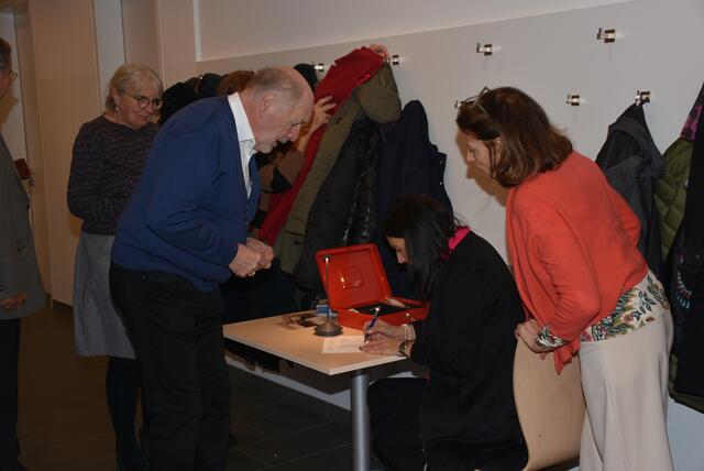 "Jingle Bells – Die unheiligen drei Könige" waren in Waldhausen zu Gast. Veranstalter Kulturverein Waldhausen mit Obfrau Magdalena Eder. | Foto: Robert Zinterhof