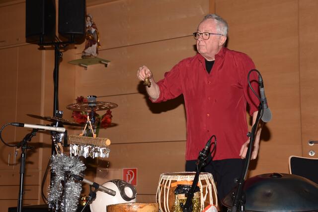 "Jingle Bells – Die unheiligen drei Könige" waren in Waldhausen zu Gast. Veranstalter Kulturverein Waldhausen mit Obfrau Magdalena Eder. | Foto: Robert Zinterhof