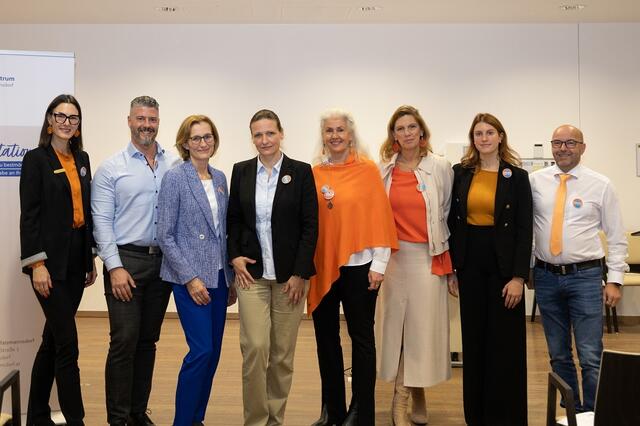 Michaela Resetarics, Alexander Grohs, Karin Gölly, Sarah Heinze, Jeanette Strametz-Juranek, Angelika Höfler-Petrus, Sarah Höfler, Gerald Ringhofer
| Foto: Ines Steiner