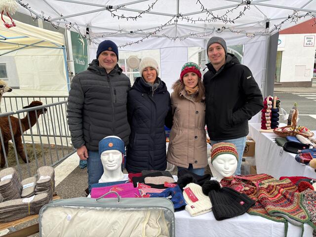 Die Familie Ischep vom Hof "Petzenland Alpakas" ist am Sonntag mit tollen Produkten aus hochwertiger Alpaka-Wolle am Markt. | Foto: MeinBezirk.at