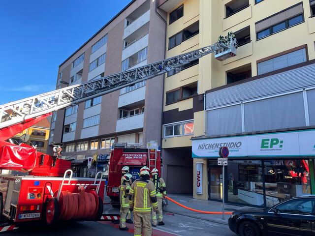 Zu löschen gab es für die Feuerwehrleute am Ende nichts, der Mieter der Wohnung konnte das glimmende T-Shirt selbständig löschen. | Foto: ZOOM.Tirol