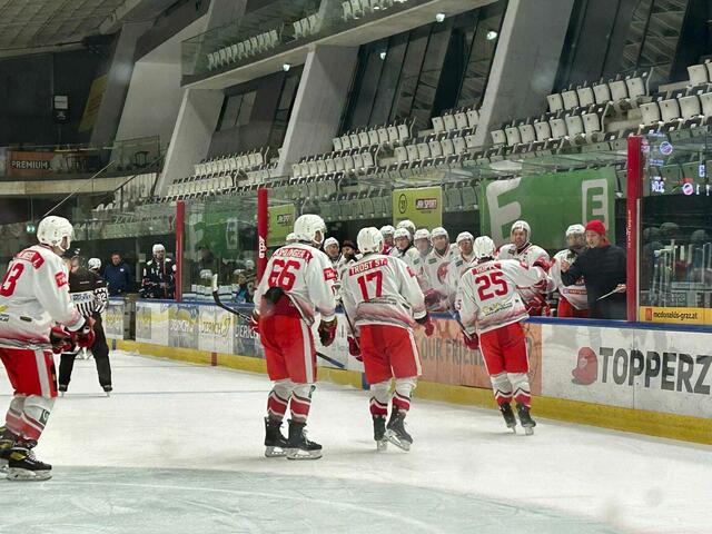 Jubel bei den Kapfenbergern nach dem Sieg in Graz. | Foto: KSV Eishockey