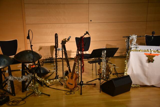 "Jingle Bells – Die unheiligen drei Könige" waren in Waldhausen zu Gast. Veranstalter Kulturverein Waldhausen mit Obfrau Magdalena Eder. | Foto: Robert Zinterhof