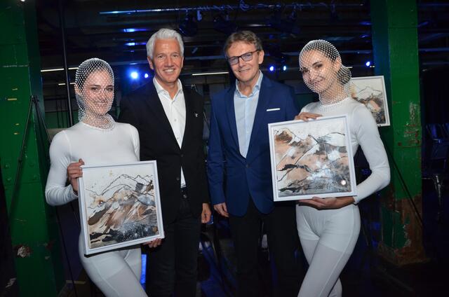 Peter Innerbichler, Nicolas Singewald mit zwei der „Bilderelfen“ | Foto: Greil