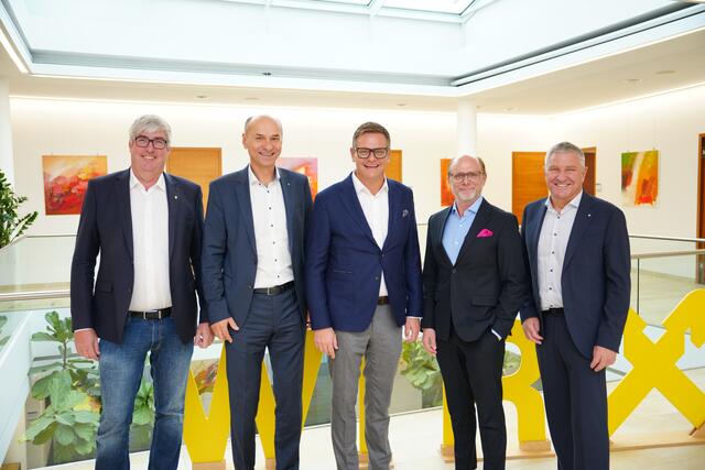 Am Foto in der Raiba Perg mit Hartlauer-Vertretern, von links Walter Schrenk (Standortplanung, Expansion), Raiba-Perg-Vorstand Klaus Drabek, Kaufmann Robert F. Hartlauer, Horst Hammermayer (Verkaufsleiter Österreich) und Raiba-Perg-Vorstand Johann Fröschl.
 | Foto: Raiffeisenbank Perg eGen