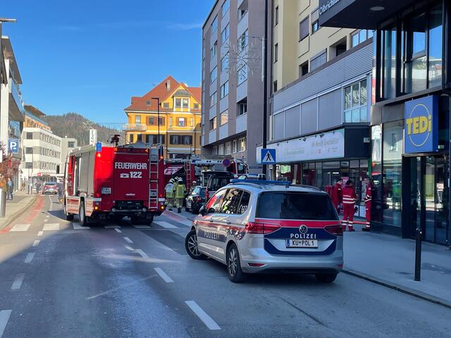 Neben 4 Feuerwehrfahrzeugen und 35 Feuerwehrleuten stand auch eine Streife der Stadtpolizei im Einsatz. | Foto: ZOOM.Tirol