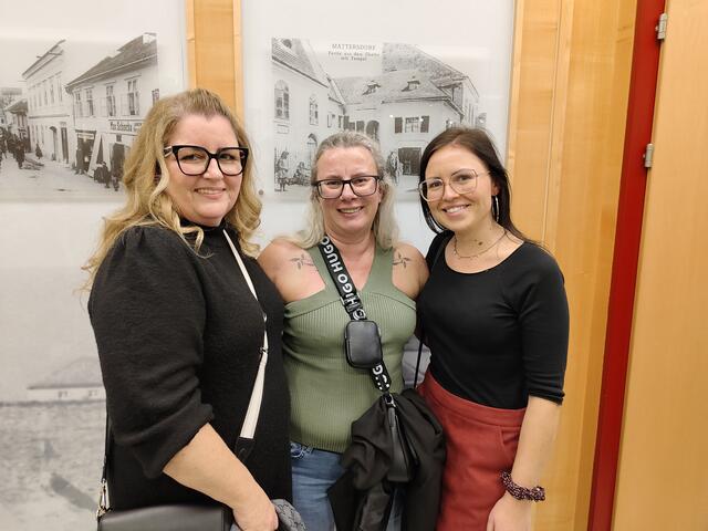 Tanja, Nicole und Julia verbrachen einen humorvollen Abend miteinander. 