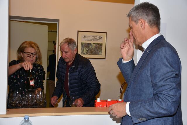 "Jingle Bells – Die unheiligen drei Könige" waren in Waldhausen zu Gast. Veranstalter Kulturverein Waldhausen mit Obfrau Magdalena Eder. | Foto: Robert Zinterhof