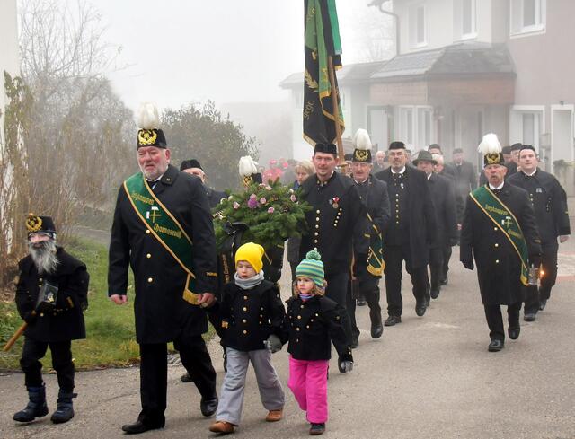 Festzug zum Ortsplatz mit der bereits übernächsten Knappengeneration....