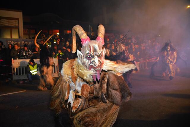 Zehn Gastgruppen aus Tirol und Kärnten zeigten eine beeindruckende Krampus-Show. | Foto: zeitungsfoto.at
