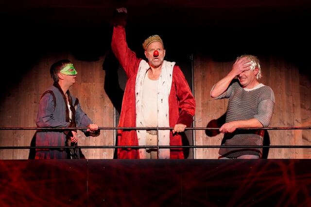 Es muss unbedingt die stärkste Frau der Welt sein, findet König Gunter (Thomas Gassner) - sehr zum Entsetzen seines Bruders Gisela (alias Giselher, Bernhard Wolf) und seines Gefolgsmannes Siegfried von Xanten (Markus Oberrauch), der allerdings mittels Tarnkappe Brunhild dann erfolgreich für den memmenhaften König besiegen wird.  | Foto: Benedikt Grawe