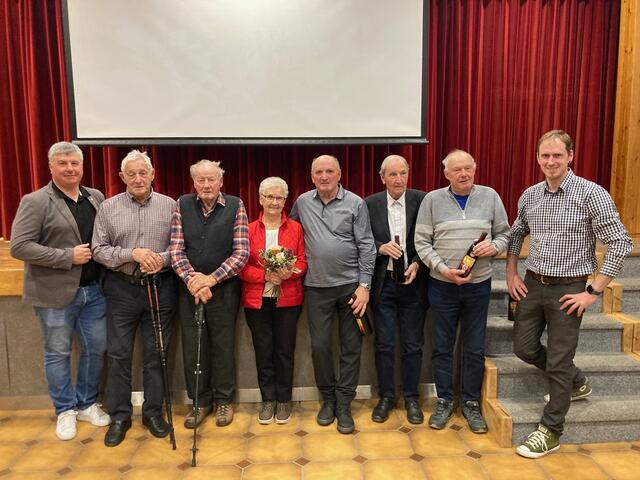 Bgm. Harald Bonelli, Wilhelm Weiskopf, Peter Weiskopf, Helga Ladner, Alois Leitner, Josef Wille, Alois Kolp und Vbgm. Adi Leitner, (v.l.).  | Foto: Elisabeth Zangerl
