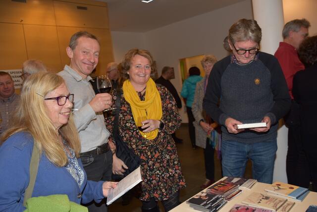 "Jingle Bells – Die unheiligen drei Könige" waren in Waldhausen zu Gast. Veranstalter Kulturverein Waldhausen mit Obfrau Magdalena Eder. | Foto: Robert Zinterhof