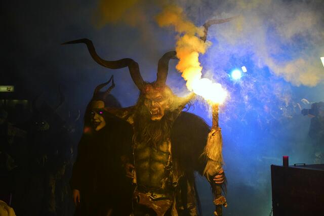 Zehn Gastgruppen aus Tirol und Kärnten zeigten eine beeindruckende Krampus-Show. | Foto: zeitungsfoto.at