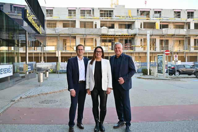Foto Raiffeisen Immobilien, von links Thomas Stöllnberger, Claudia Lindinger-Pesendorfer, Johann Fröschl.
 | Foto: Raiffeisenbank Perg eGen