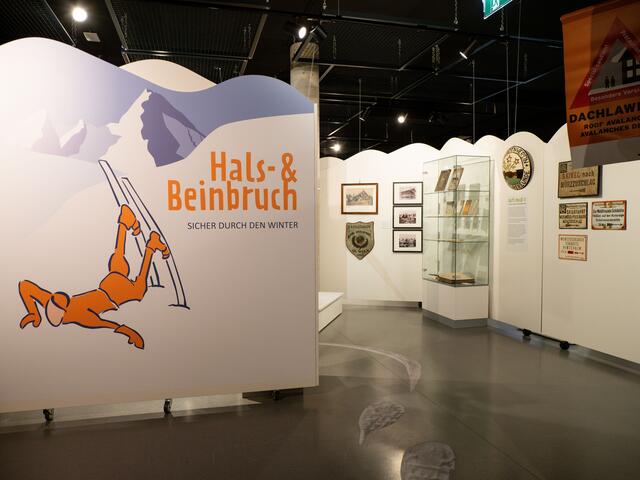 Die Ausstellung "Hals und Beinbruch - Sicher durch den Winter" bietet der Besucherin, dem Besucher, eine Vielzahl an unterschiedlichen Exponaten in den Bereichen Medien, Sicherheit, Medizin und Tourismus.