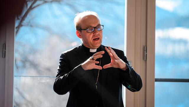 Bischof Glettler: "Unmissverständlich gilt, dass die Kirche ein sicherer Ort für Kinder, Jugendliche und andere vulnerable Personen sein muss. Bei Gewalt gegenüber Minderjährigen und allen besonders schutzbedürftigen Menschen gilt ein 'Null-Toleranz-Prinzip'. Jedes Opfer war und ist eines zu viel." | Foto: dibk