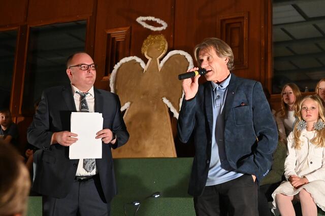 Direktor Mag. Wechselberger und Vizebgm. Peter Wallner lobten die Werke der Schüler. 