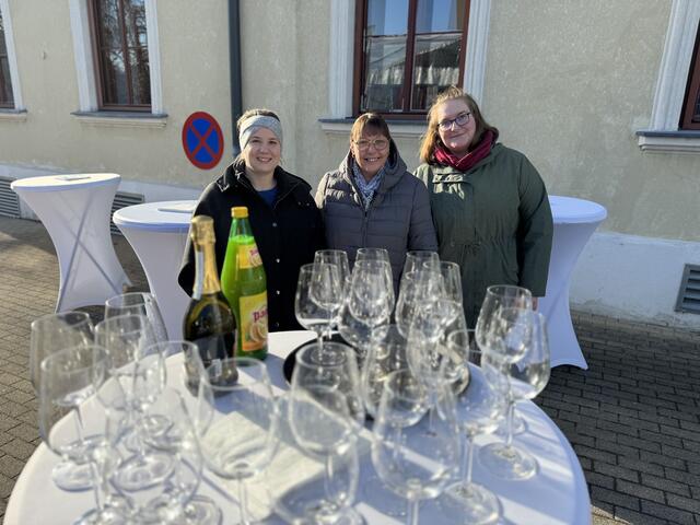 Auch für Getränke war bei der Eröffnung gesorgt. | Foto: Stadtmarketing